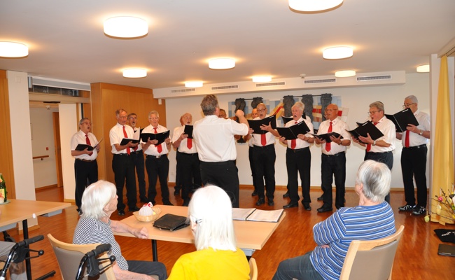 Mit einem buntem Liederstrauss ins Altersheim