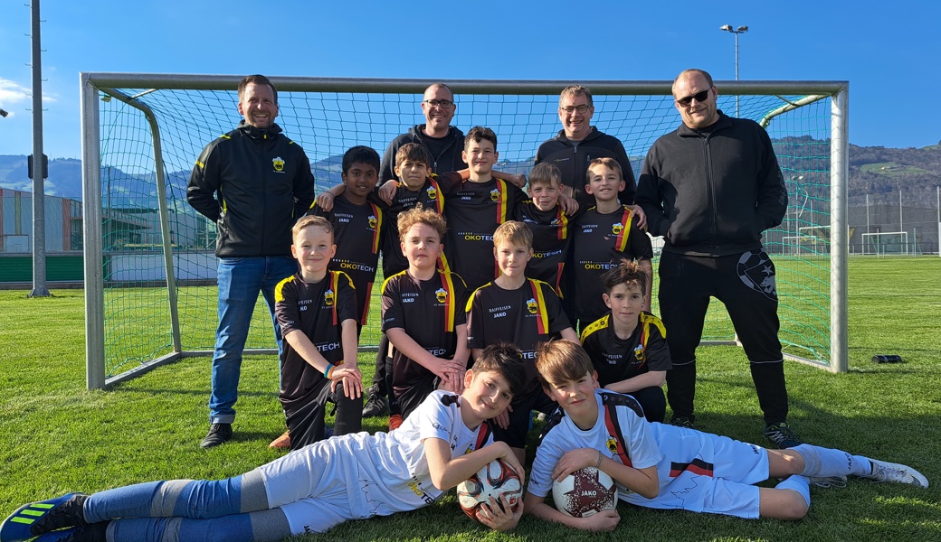 E Junioren Team mit den Trainern Migi Haldner (rechts) und Raphael Graf (zweiter von links) mit Hannes Manser (zweiter von rechts) – Geschäftsführer Ökotech Systembau AG – und Andreas Broger (links) – Präsident FC Altstätten.