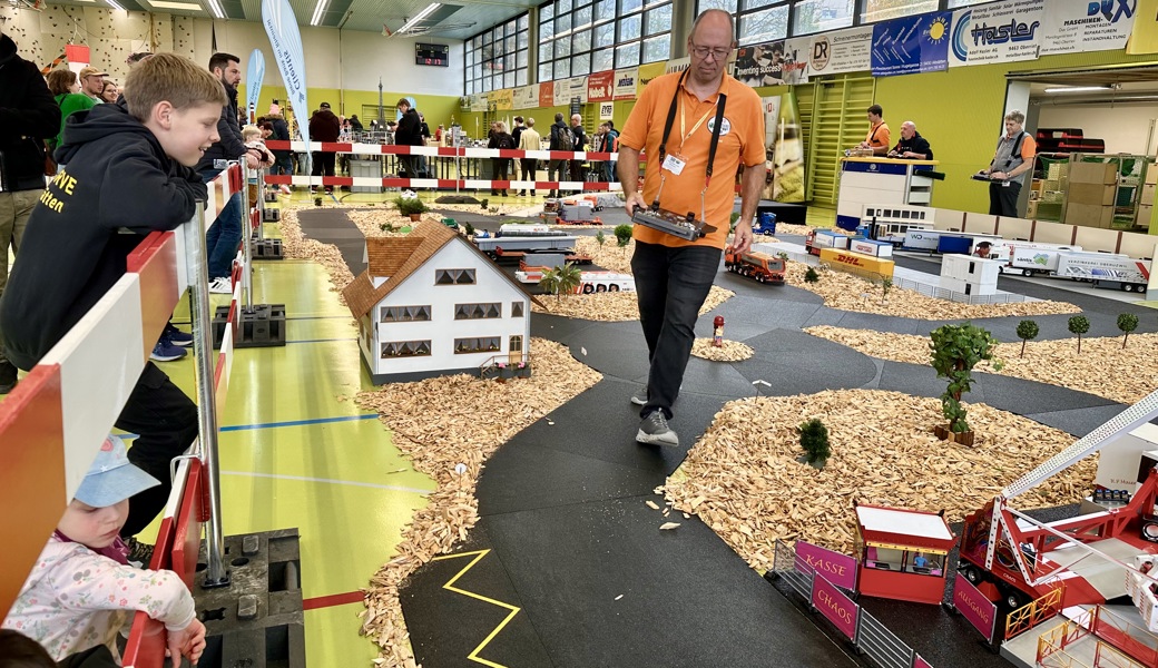 Züge dampfen und Helis starten: Miniaturwelten begeistern Besucher