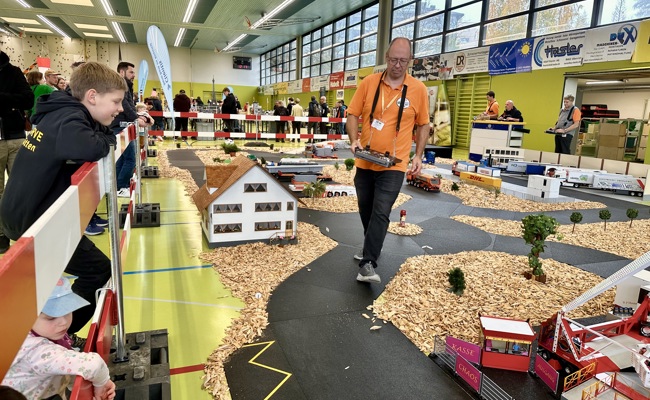 Züge dampfen und Helis starten: Miniaturwelten begeistern Besucher