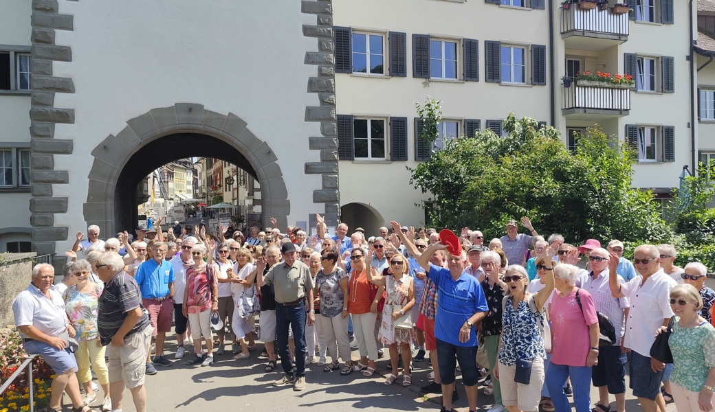 Die 165-köpfige 60Plus-Schar trifft in Stein am Rhein ein