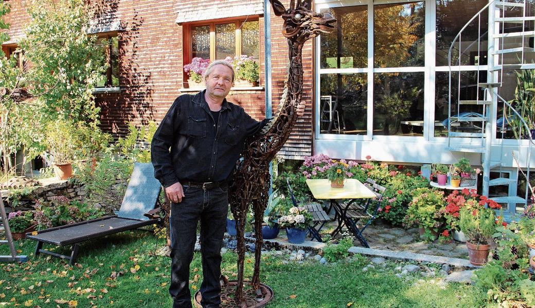 16 Meter hoch stellt Silvan Köppel sich seine erst im Modell bestehende Gierige Giraffe vor.                                                                        