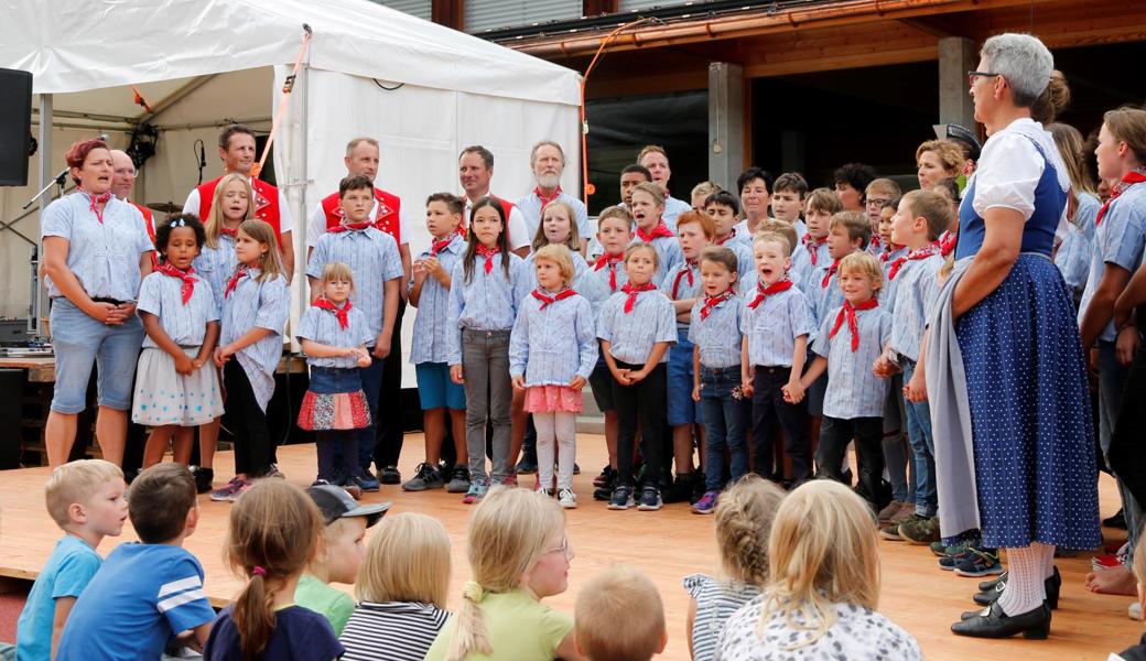 Zuerst führten sie einen Rap auf, dann jodelten sie: Die Rüütiger Schulkinder haben extra für das Fest mit dem Trachtenchor Heiden Lieder einstudiert. 