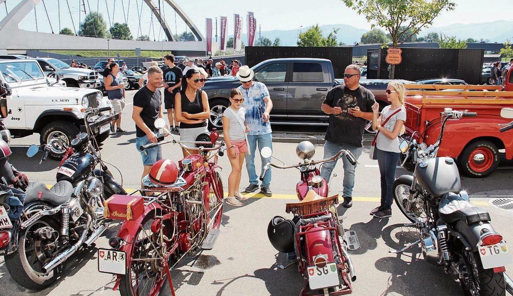 Hunderte Oldtimer-Fahrzeuge gab es auf dem Rheinpark-Gelände zu sehen. 