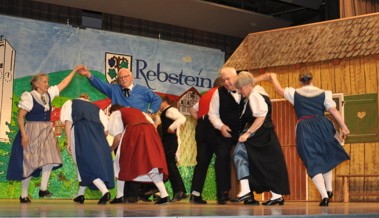 «Liebe liegt in der Luft»: Volkstanzabend in der Progyhalle begeistert mit Tanz und Theater