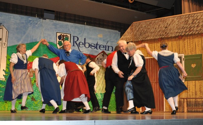 «Liebe liegt in der Luft»: Volkstanzabend in der Progyhalle begeistert mit Tanz und Theater