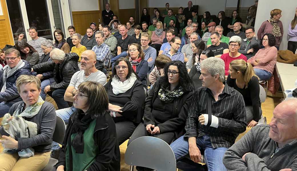 Etwa sechzig Interessierte liessen sich im Medienraum der Mehrzweckhalle über das Kindergartenprojekt informieren. 