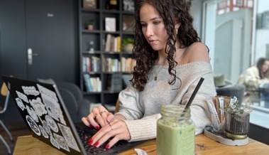 Café statt Klassenzimmer: Die 18-jährige Andrina Gantenbein organisiert ihre Matura selbst