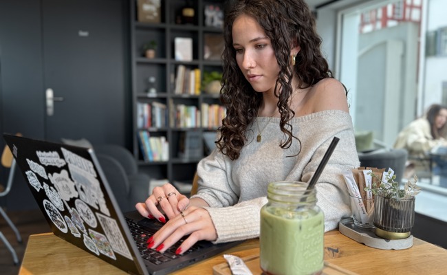 Café statt Klassenzimmer: Die 18-jährige Andrina Gantenbein organisiert ihre Matura selbst