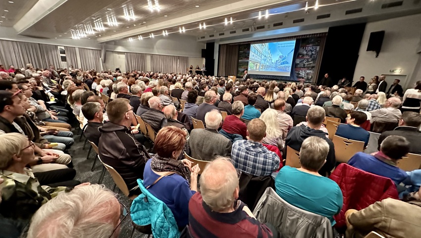 Das Interesse war gross, der Sonnensaal in Altstätten war bis auf den letzten Stuhl besetzt. Das Interesse war gross, der Sonnensaal in Altstätten war bis auf den letzten Stuhl besetzt.