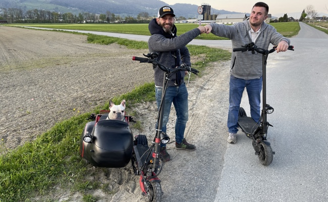Auf fünf Rädern durch die Schweiz - mit Hund und Helm