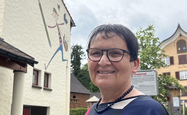 Fertig Schule: Sie hat angeregt, dass Steiger-Figuren die Schulhaus-Wand hochklettern
