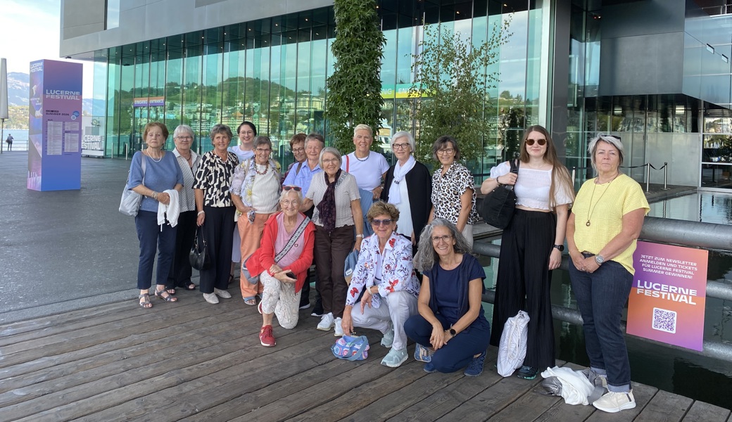 Der Frauenchor besucht das KKL während des Lucerne Festivals. 