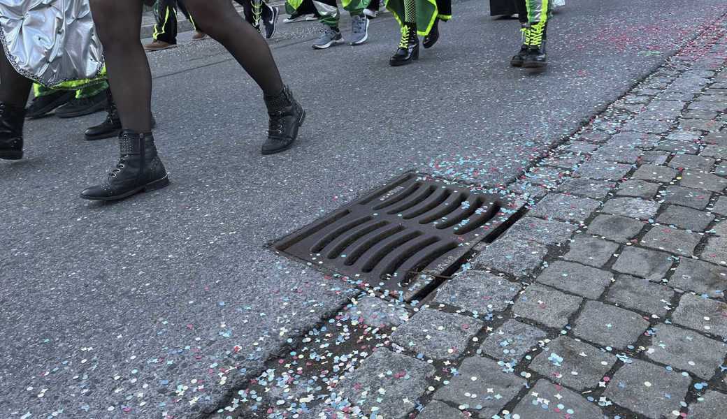 Konfetti gehören an der Fasnacht dazu. Sie von der Strasse zu putzen bedeutet für die Putzequipe jedoch viel Arbeit. 