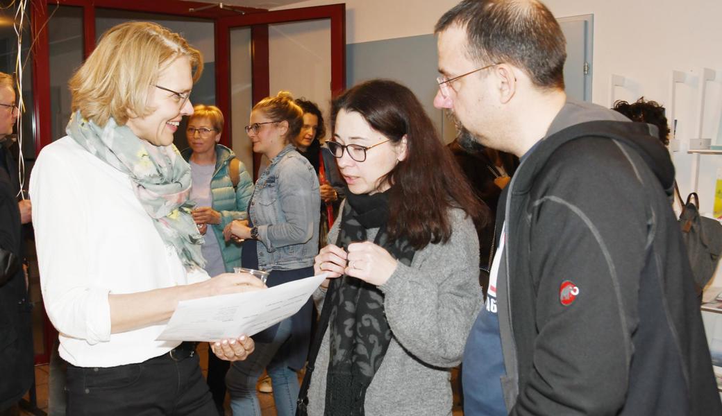 Das Ehepaar Romankiv ist bereit, ukrainische Menschen auf einem Behördengang oder Arztbesuch zu begleiten. Es gibt Gabriela Hutter (Leiterin Soziale Dienste Oberriet, links) seine Kontaktdaten.