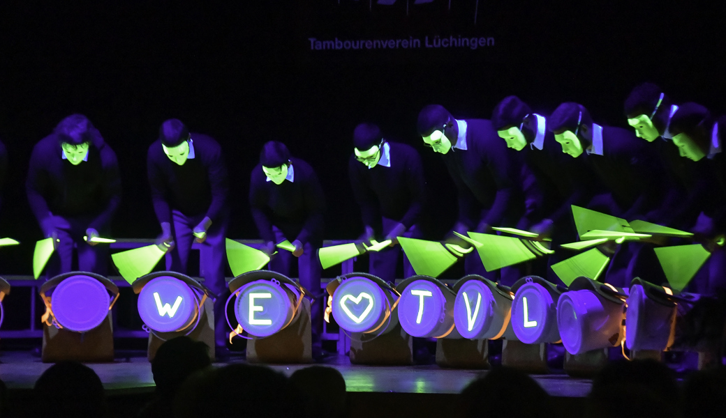 «Sing, Sing, Sing»: Die fluoreszierenden Farben verstärken die Wirkung der Musik auf das Publikum. 