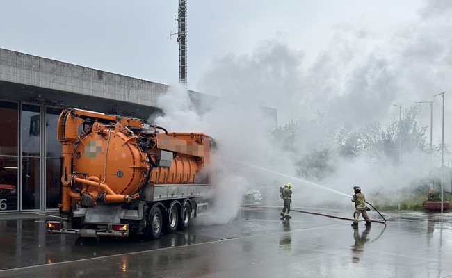 Sauglastwagen in Brand geraten – 40'000 Franken Schaden