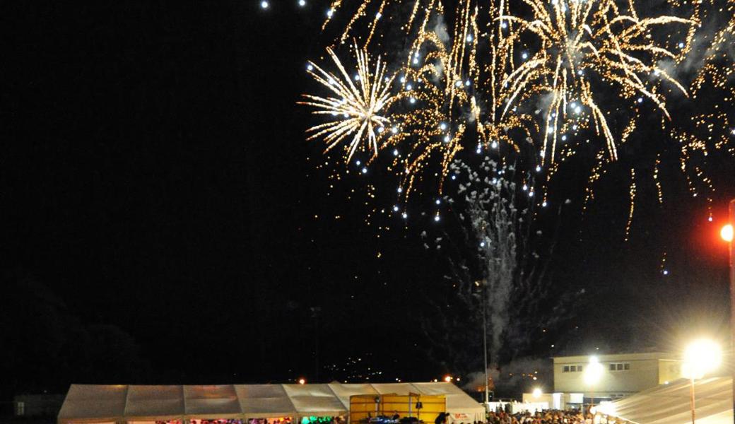 Grandios: Das Rock-am-Fels-Feuerwerk. Wegen der Trockenheit durfte es nicht auf dem Bergli gezündet werden. Die Organisatoren durften es aber auf der Wiese ennet der Zufahrtsstrasse steigen lassen.