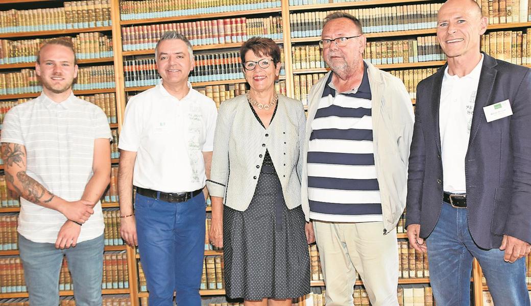 Zum 75-Jahr-Jubiläum der Stiftung Waldheim ist am 22. Juni eine Chronik erschienen. An der Vernissage waren (v. l.) Daniel Weber, Christian Petrollini, Marianne Koller-Bohl, Hanspeter Strebel und Werner Brunner die Hauptakteure.
