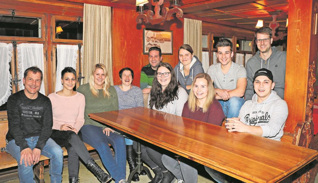 Von links: Kassier Remo Bosshard, Administration Deborah Frei, Stv. Präsident Daniela Neyer,Präsident Kathrin Schmitter Keel,Fasnachtszeitung Fabio Stiefken, Guggen Noemi Ritz,Bau Joyce Bucher, Umzug Carina Thür, Helfer Jonas Fürst, Medien Dominik Eschenmoser, Festwirtschaft Simon Bucher. Bild: pd