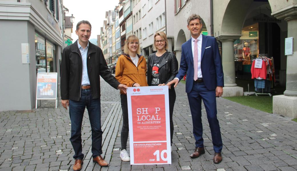 Thomas Stofer, die beiden Igea-Vertreterinnen Maria Lütolf und Mirjam Seitz-Popp sowie Norbert Lüchinger (von links) bei der symbolischen Einlösung eines Gutscheins.