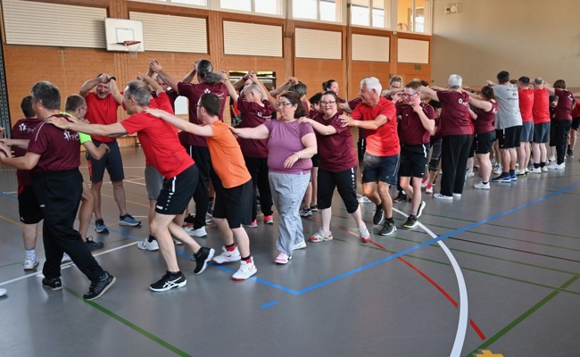 PluSport turnt mit Männerriege