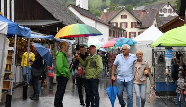 Fröhliche Stimmung gegen trauriges Wetter