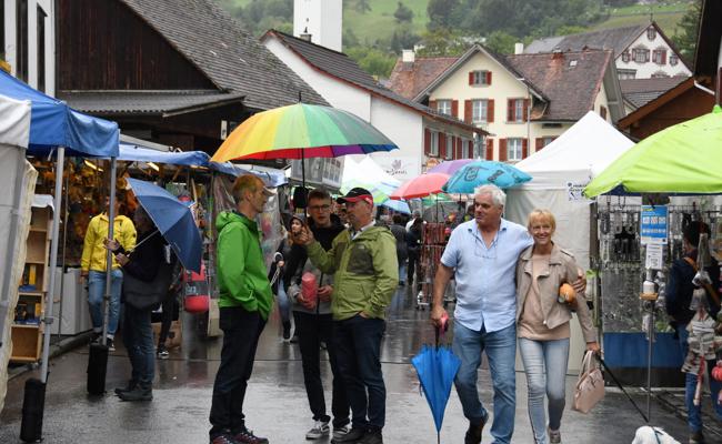 Fröhliche Stimmung gegen trauriges Wetter