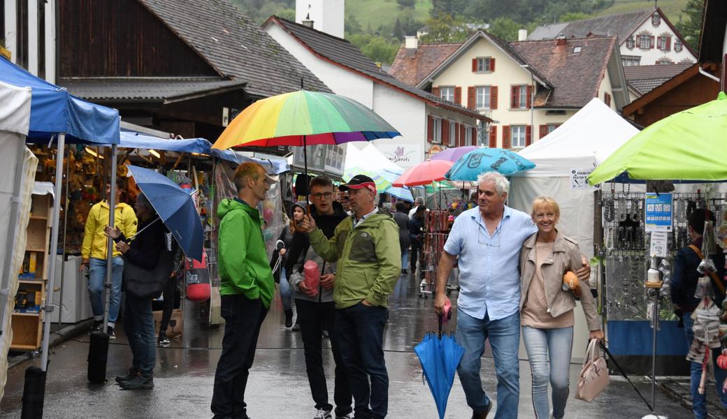 Als der Regen am Nachmittag etwas nachliess, kamen die Besucher auch auf den Warenmarkt.