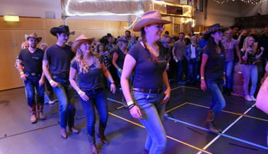 Cowgirls, Cowboys und Spass beim Line-Dance am Countryfest der Feuerwehr