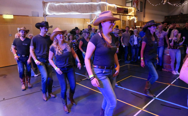 Cowgirls, Cowboys und Spass beim Line-Dance am Countryfest der Feuerwehr
