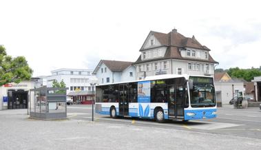 Mann greift Frau auf Bahnhofplatz an