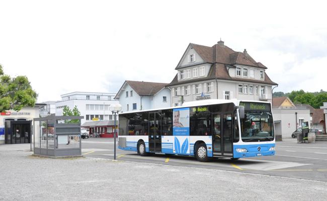Mann greift Frau auf Bahnhofplatz an