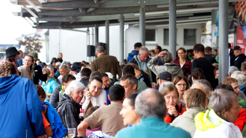 Der Zieleinlauf findet auf der stets gut besuchten Balgacher Sportanlage Riet statt, wo Volksfeststimmung herrscht.