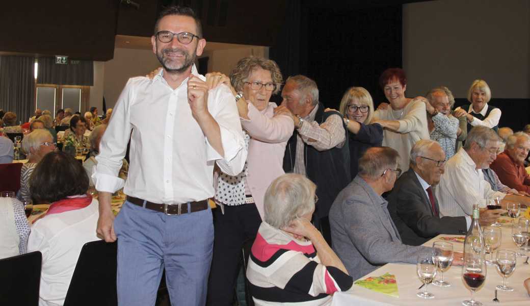 Frank Federer, Leiter des Alters- und Pflegezentrums Zehntfeld, eröffnete die Polonaise.