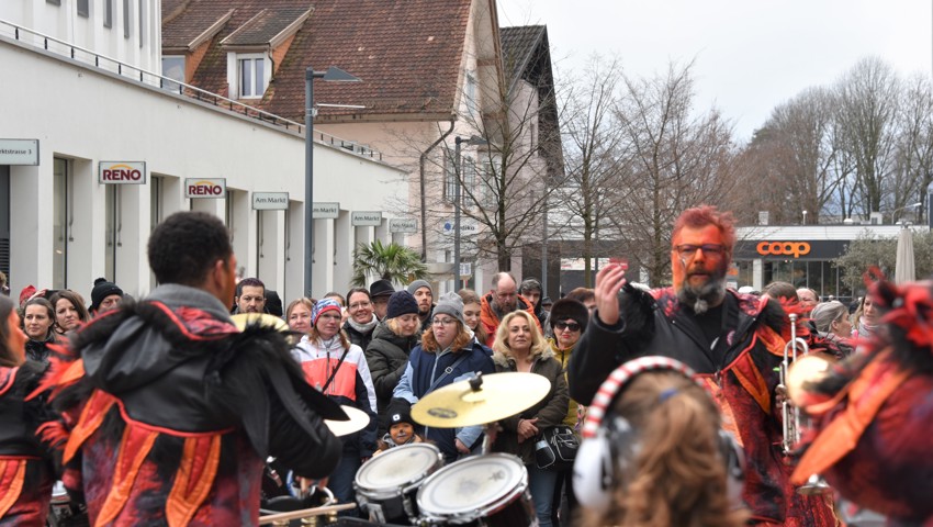 Spass für Gross und Klein bei der «Fasnacht am Markt» Spass für Gross und Klein bei der «Fasnacht am Markt»