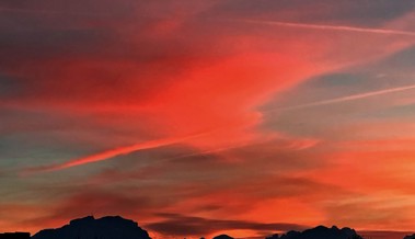 Ein Blick aus dem Fenster offenbart ein faszinierendes Farbenspiel