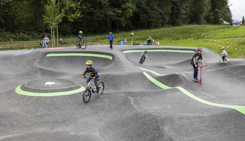 Eine Pumptrackanlage macht Kindern und Jugendlichen Spass, ist aber für Nachbarn mit Lärm verbunden. Eine Pumptrackanlage macht Kindern und Jugendlichen Spass, ist aber für Nachbarn mit Lärm verbunden.