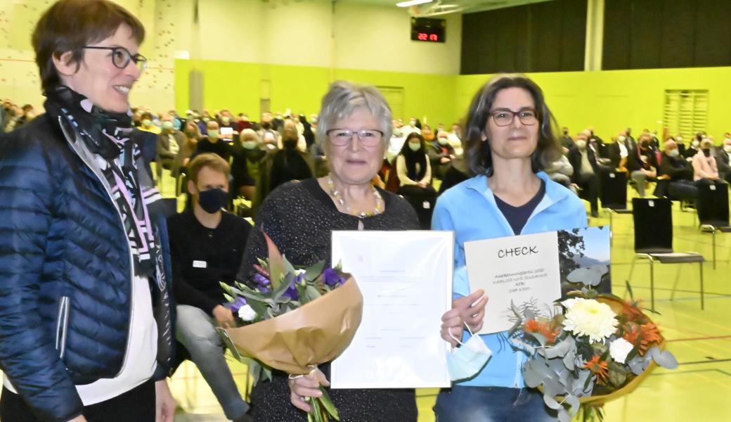 Jurypräsidentin Regula Küng-Dinkelacker mit den Preisträgerinnen Marlies und Susanne Aebi.