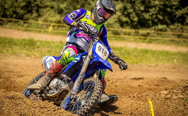 Luca Büchel fährt am Motocross in Trasadingen auf Platz zwei