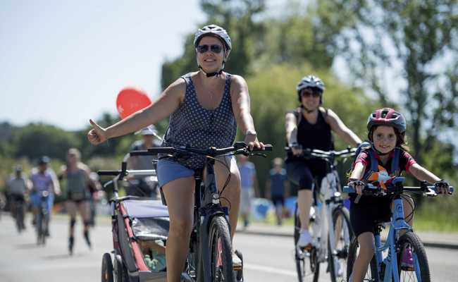 Autofreie Strassen geniessen: mit Velo oder Inliner beim «slowUp» fahren