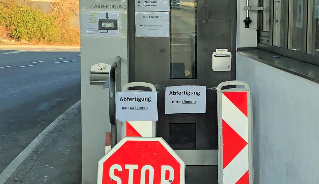 Die Zollstelle Lustenau ist verbarrikadiert. Private Ausfuhren werden nicht mehr direkt abgestempelt, sondern müssen deponiert werden. Der Zoll schickt die Belege später per Post und zahlt auch das Porto.  