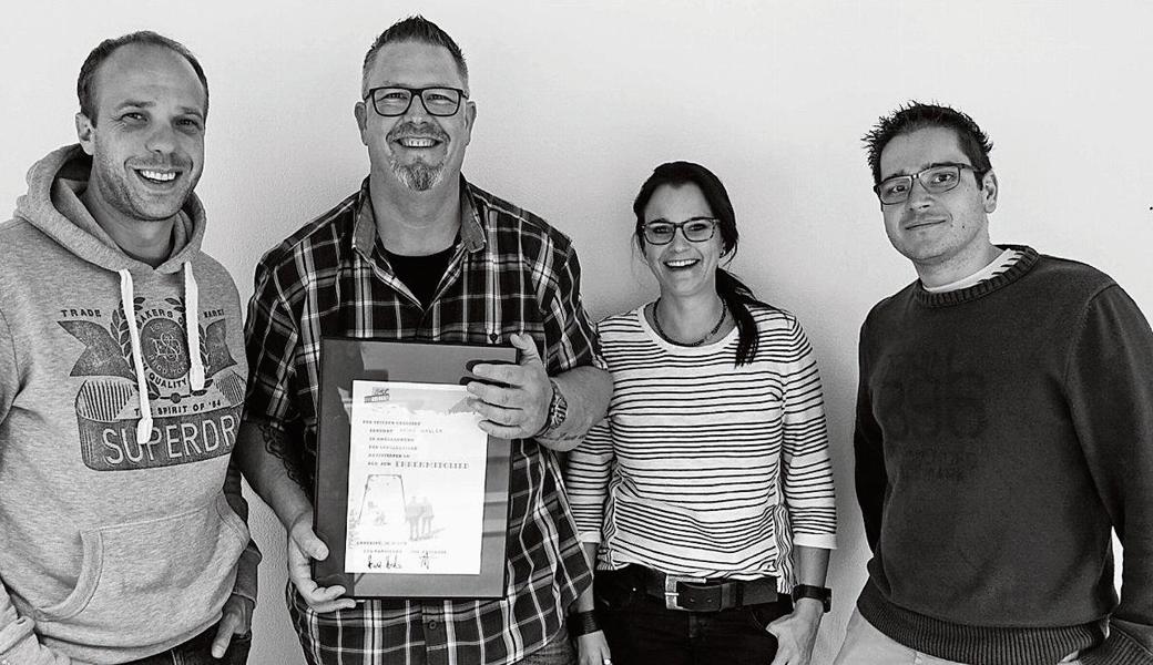 Die abtretenden Vorstandsmitglieder und ihr Ersatz (v. l.): Christoph Hasler (neu Präsident), Heinz Hasler (Ehrenmitglied), Bettina Kuratli und Flavio Chistell (neu JO-Chef).