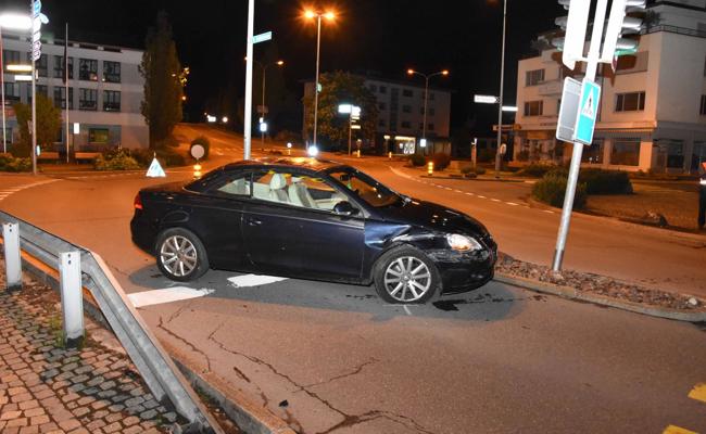 Erst in die Leitplanke, dann ins Lichtsignal