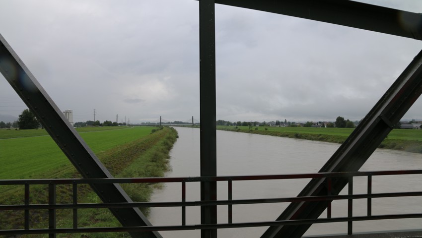 Der starke Regen setzt Felder unter Wasser und lässt Flüsse anschwellen Der starke Regen setzt Felder unter Wasser und lässt Flüsse anschwellen
