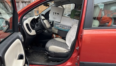 Polizei stoppt Fahrzeug: Sichtbehinderung und Ladung ohne Sicherung