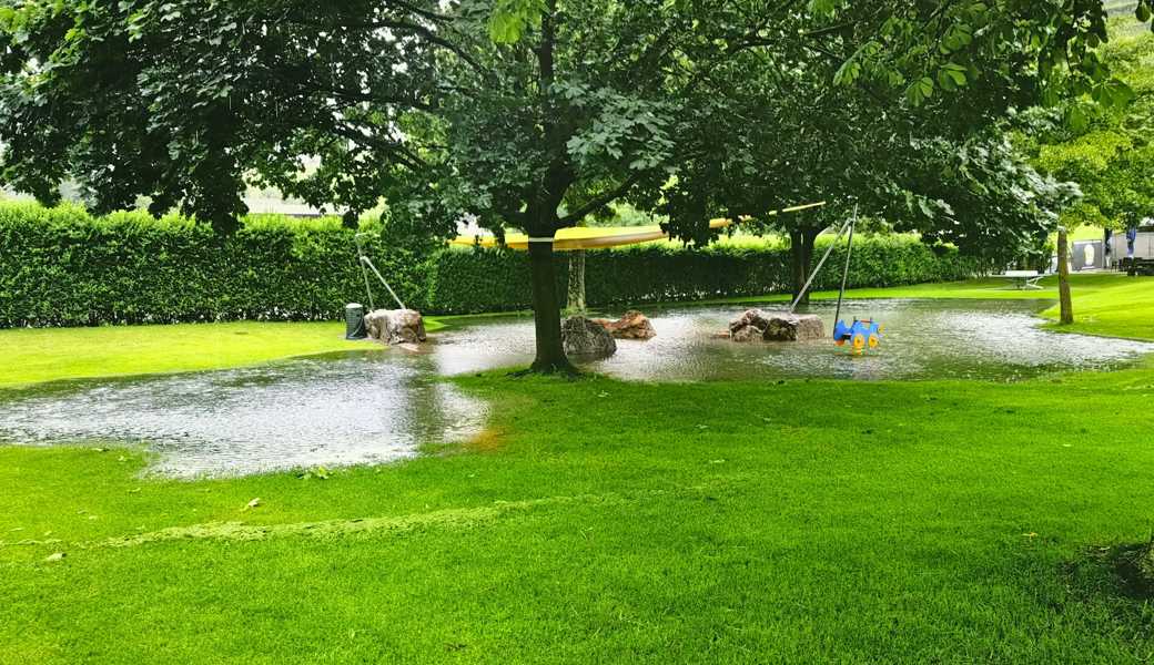 An der tiefsten Stelle des unerwünschten Weihers in der Bernecker Badi stand das Wasser kniehoch. 