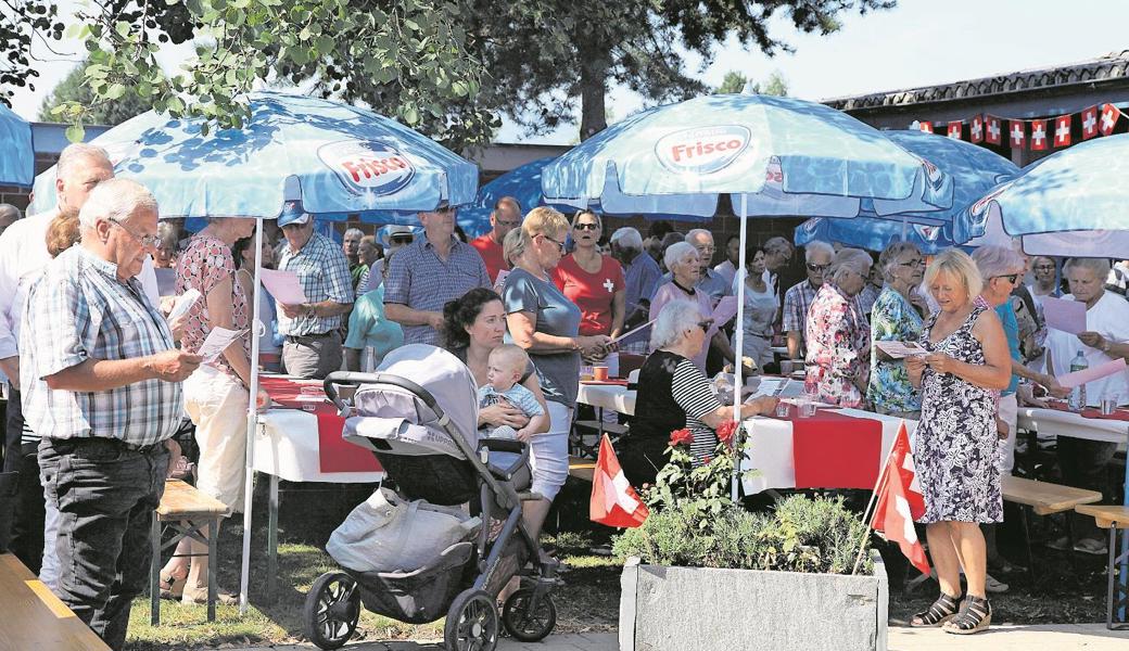 Die Plätze unter den Sonnenschirmen waren an der Bundesfeier im Freibad sehr begehrt.