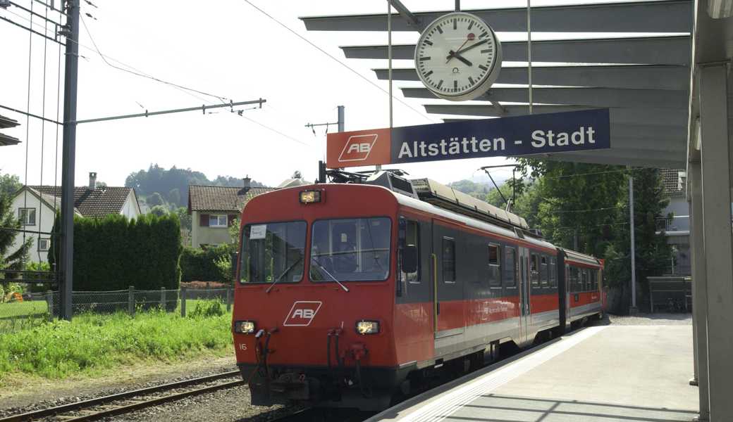 Drei Sonderzüge bringen die Familien von Altstätten-Stadt zur Haltestelle Rietli in Gais. 