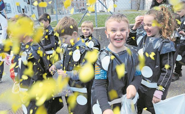 Kinder lieben Konfetti und Masken
